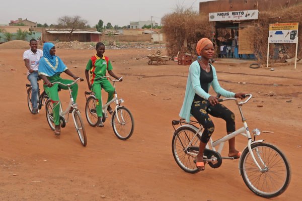 7. Op de witte fietsen door Ouagadougou-JanKoeman (1)